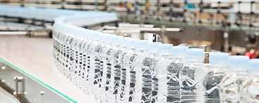 製造ラインを流れるペットポトルの画像