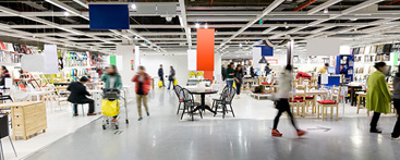 スーパーで買い物する人々の画像