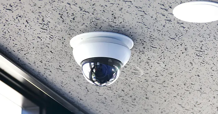 天井に取り付けた監視カメラの画像