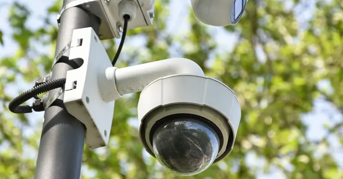 ポールに取り付けた監視カメラの画像