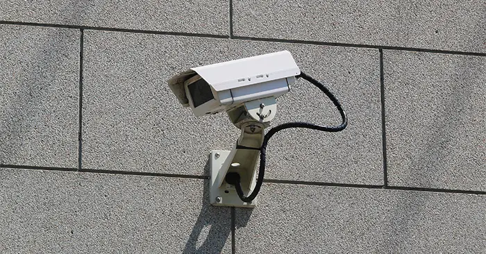 壁面に取り付けた監視カメラの画像